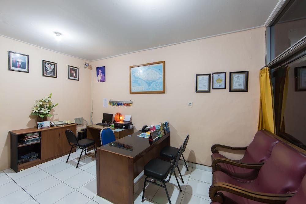 Oyo 3134 Puri Tamu Hotel Джимбаран Экстерьер фото