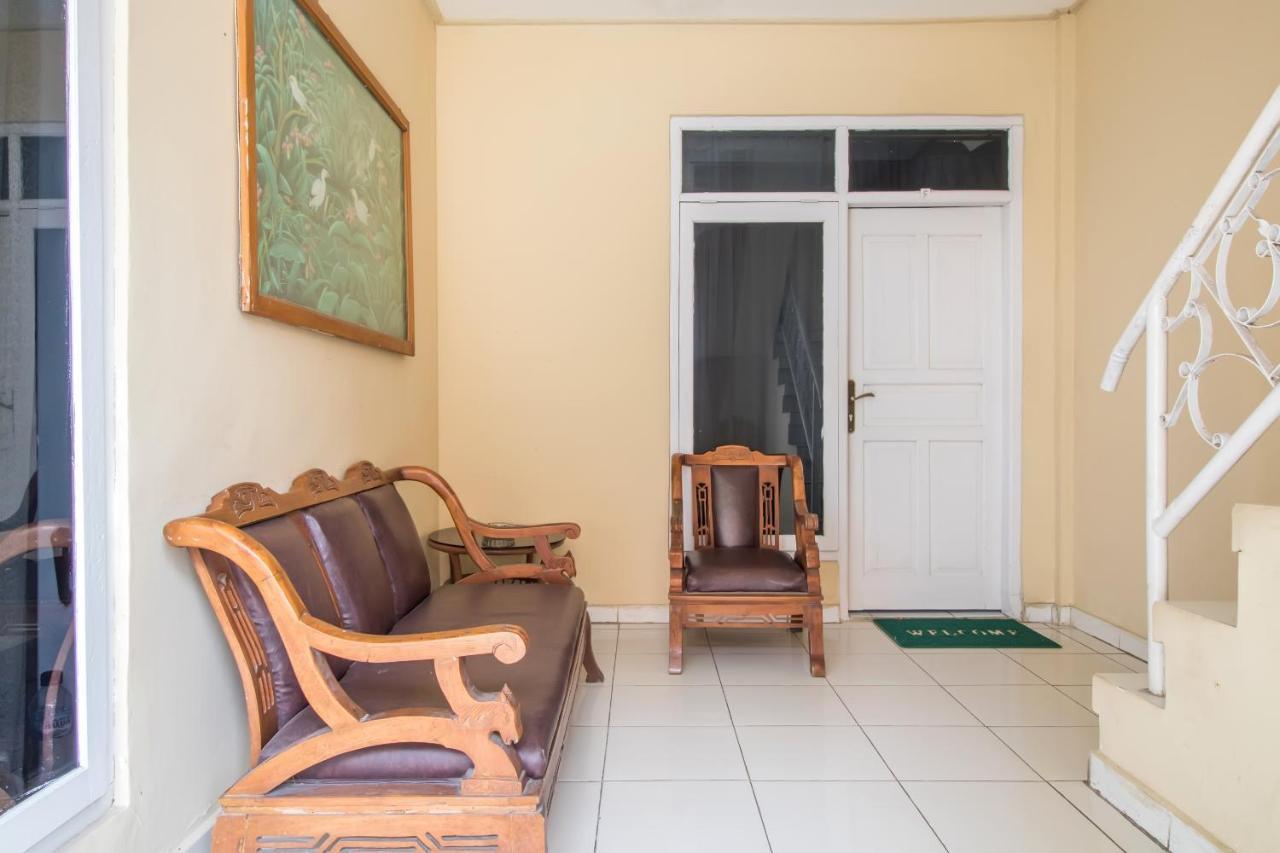 Oyo 3134 Puri Tamu Hotel Джимбаран Экстерьер фото